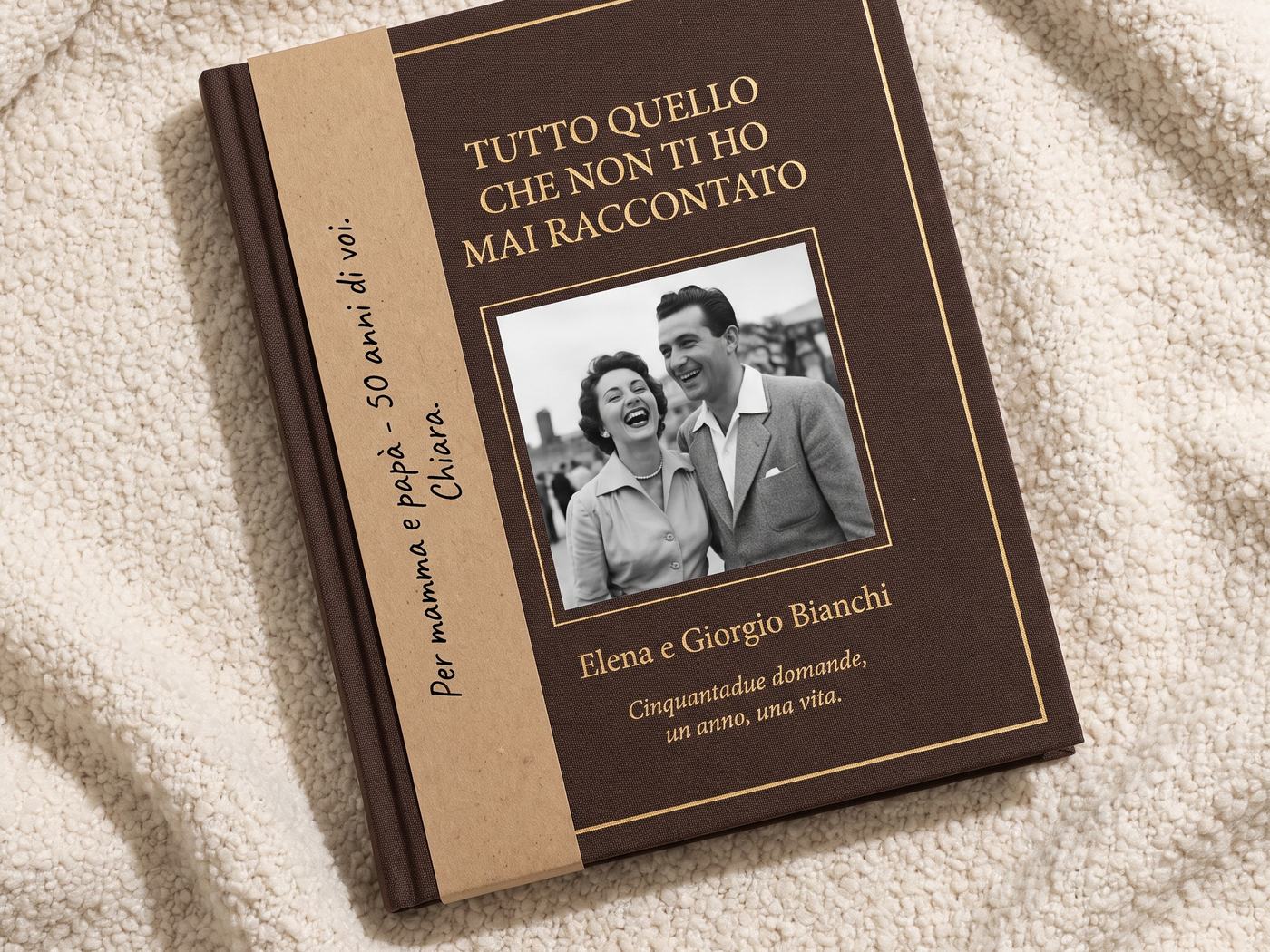 Il libro finito: copertina rigida in tela con il nome di chi racconta e una fotografia scelta dalla famiglia