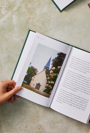 Il libro sfogliato, con una fotografia a pagina intera