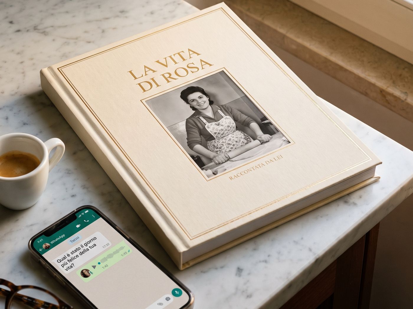 Il libro accanto al telefono, aperto sulla conversazione WhatsApp da cui sono arrivate le risposte